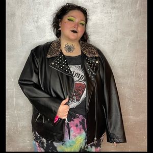 BETSEY JOHNSON BLACK FAUX LEATHER LEOPARD TRIM MOTO JACKET